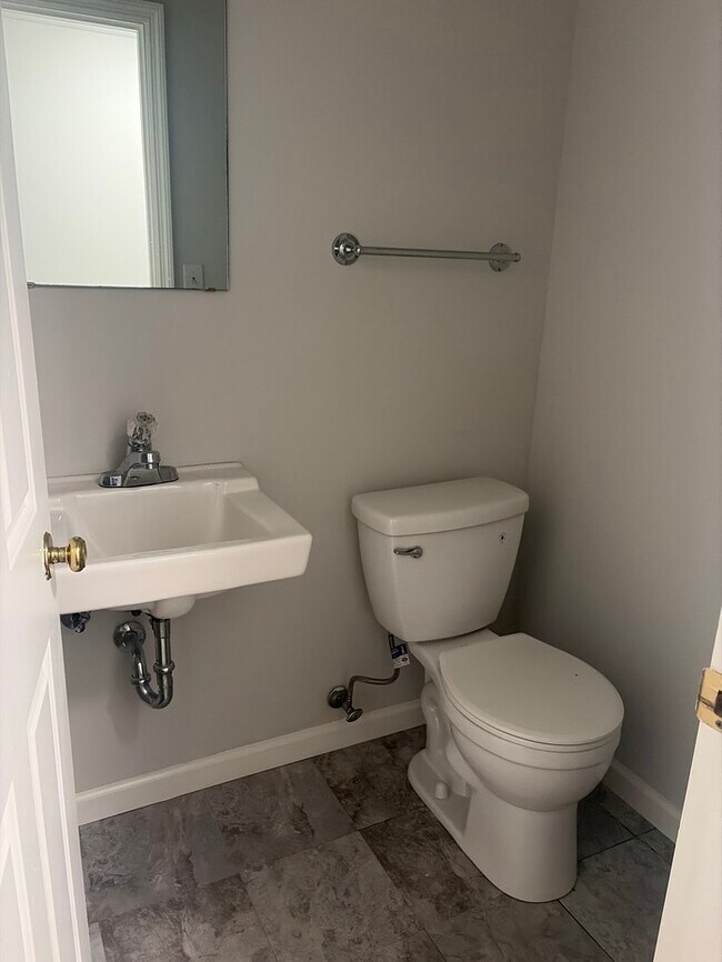 Building Photo - 2 bed 2.5 bath walk out finished basement