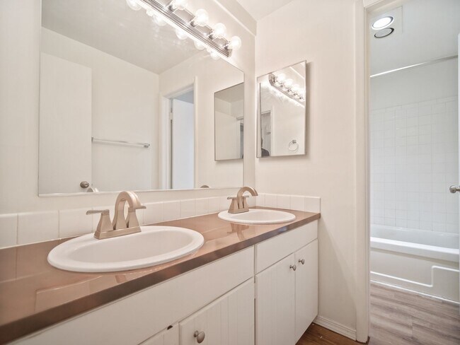 Building Photo - ONE BEDROOM IN DESIRABLE MILLWOOD NEIGHBOR...