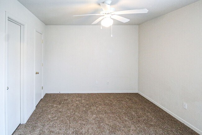 Building Photo - Spacious 3BR/2BA Fourplex with Private Backyard