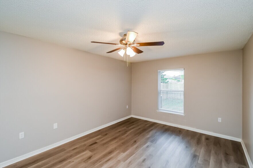 Building Photo - 84 Reeding Ridge Dr W