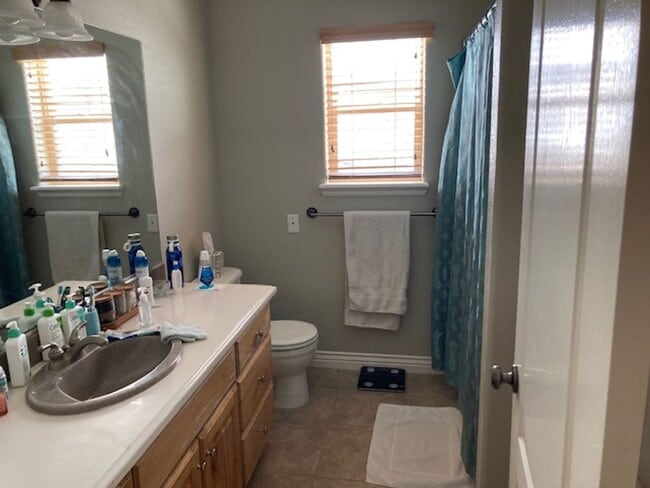 Building Photo - Charming Home