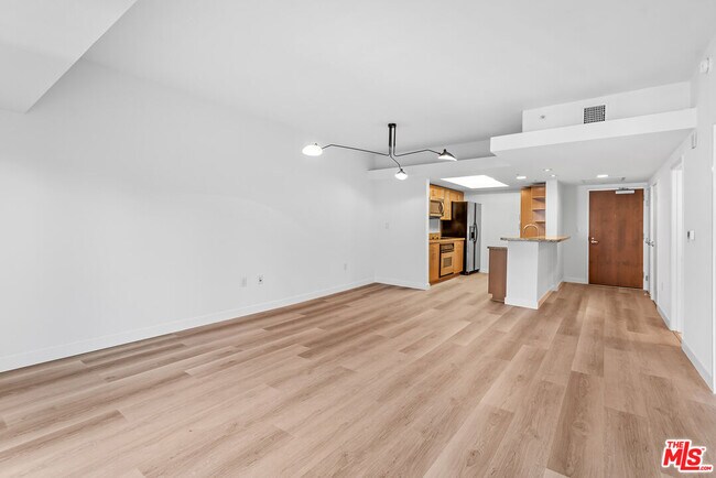 Building Photo - 13700 Marina Pointe Dr