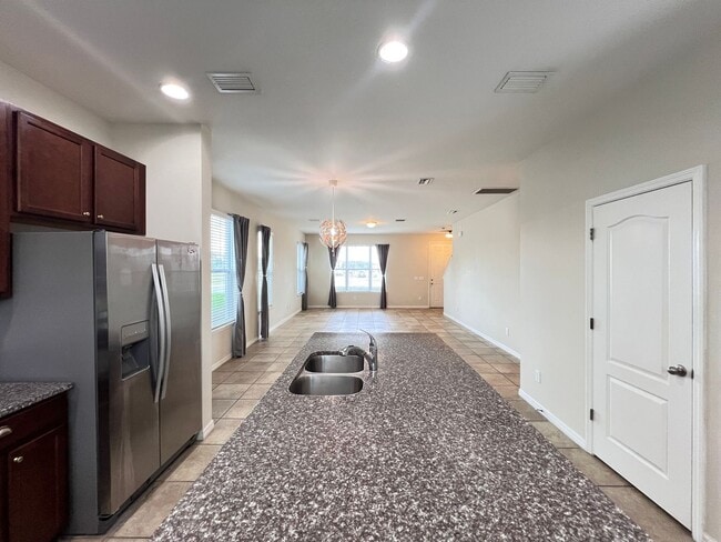 Building Photo - Beautiful Townhouse at Windermere availabl...