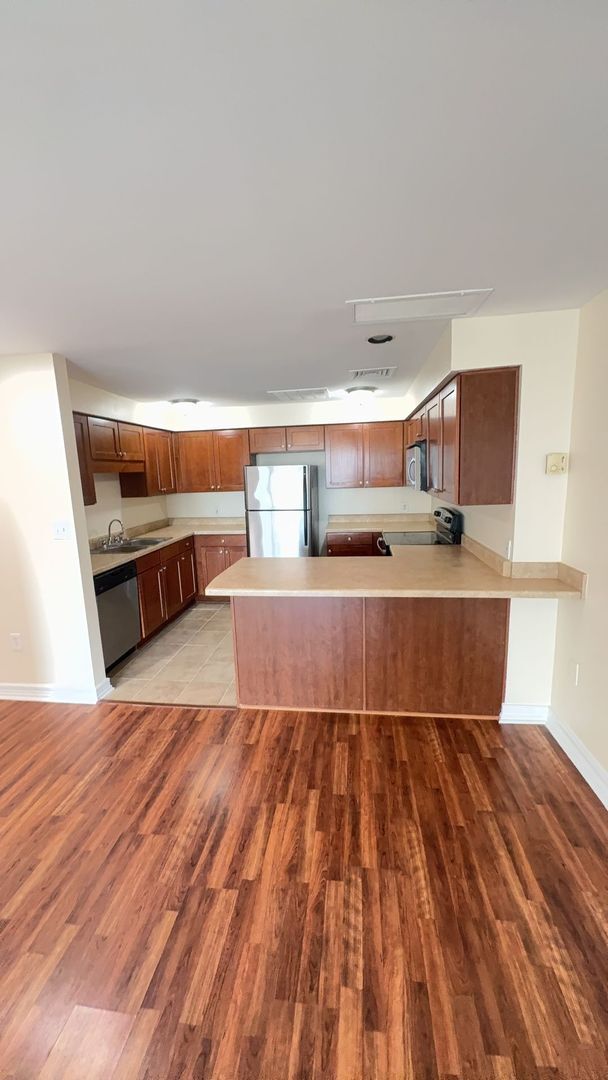 Building Photo - Newly Renovated Condo in the heart of Down...