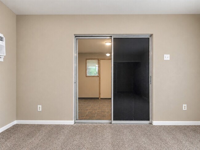 Building Photo - 4223 Oak Shadows Dr