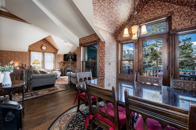 Building Photo - Winter rental! Luxury 4 bed, 3 bath home i...