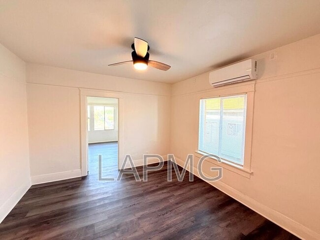 Building Photo - 1910.5 Daly St