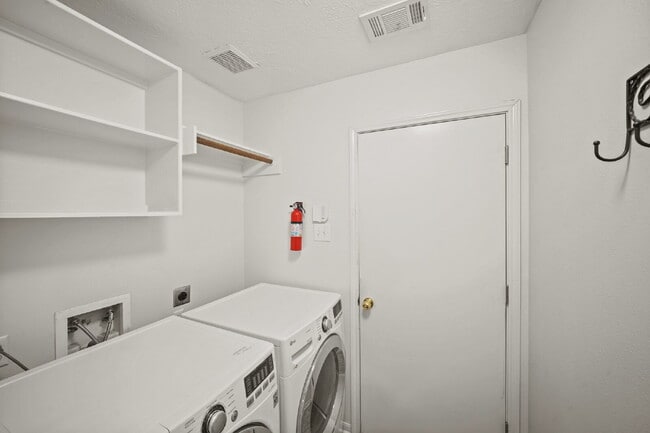 Building Photo - Welcome home to this charming single-story gem in the heart of Silverlake!