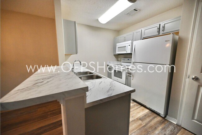 Building Photo - 214 Tooke St