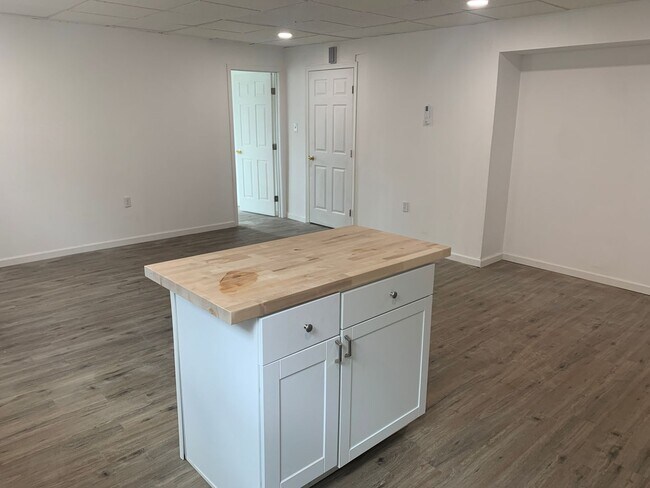 Building Photo - 2nd Floor Modern Renovated 1 Bedroom Parki...