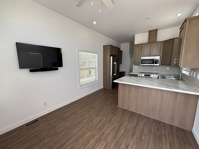 Building Photo - 303 N Lindsay Rd