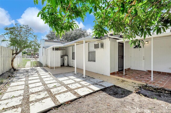 Building Photo - 2419 Coolidge St