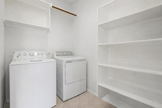 Building Photo - 501 Silver Trail