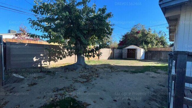 Building Photo - 3 bedroom/ 1.5 bathroom home with a detach...