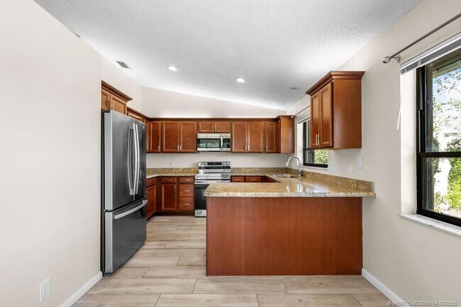 Building Photo - 2386 SW Creekside Dr
