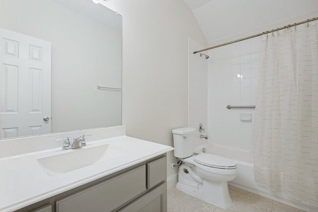 Building Photo - Beautiful Open-Concept Home with Large Backyard