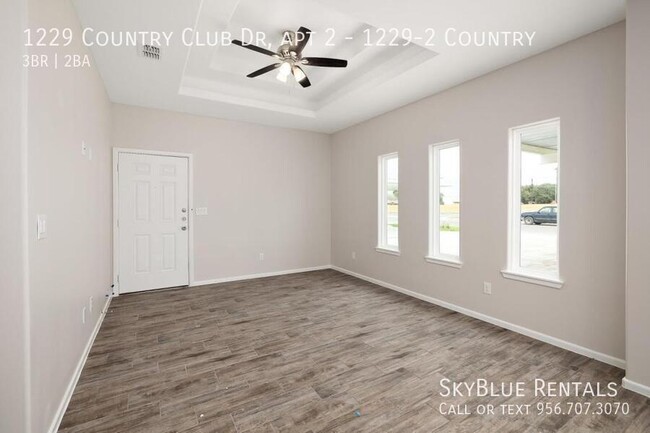 Building Photo - 1229 Country Club Dr