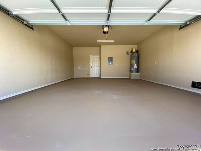 Building Photo - Come Home to Comfort & Style in Seguin, TX!
