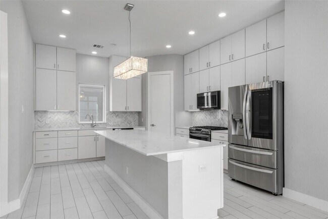 Building Photo - 6106 Clarkson Ln