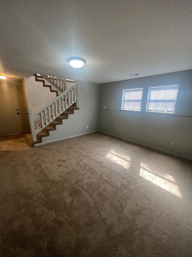 Building Photo - 429-431 Maple Grove Way