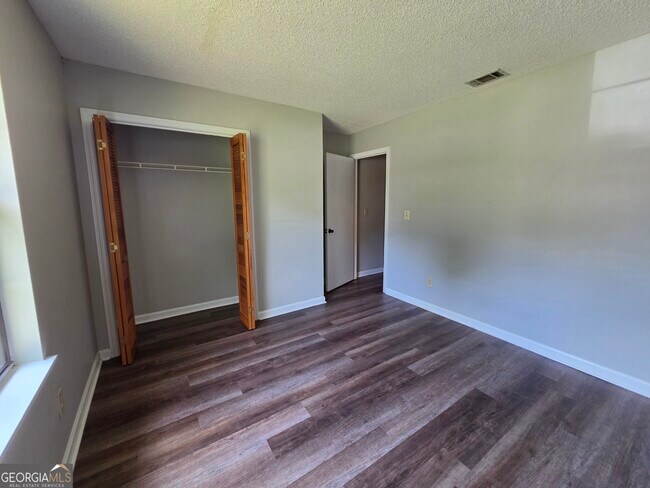 Building Photo - 425 Admiral's Walk Dr