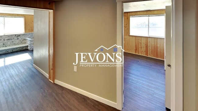 Building Photo - Near Randall Park - Charming home with two kitchens and washer/dryer included!