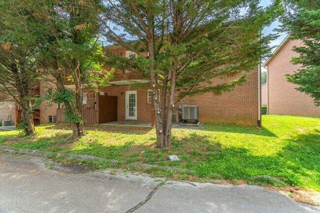 Building Photo - 1703 Maple View Way