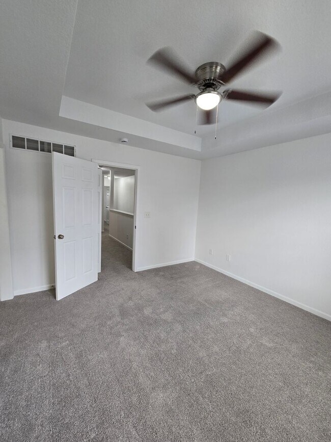 Building Photo - 3 bedroom duplex