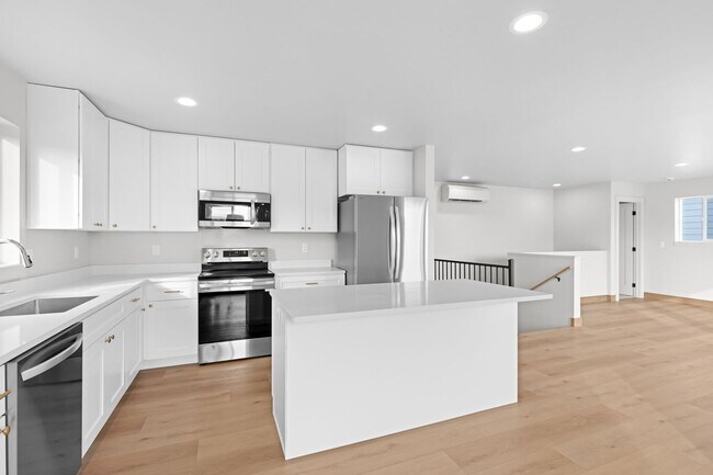 Building Photo - 865 9th St W