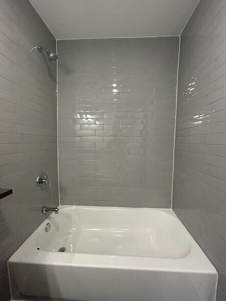 Building Photo - 540 W Aldine Ave