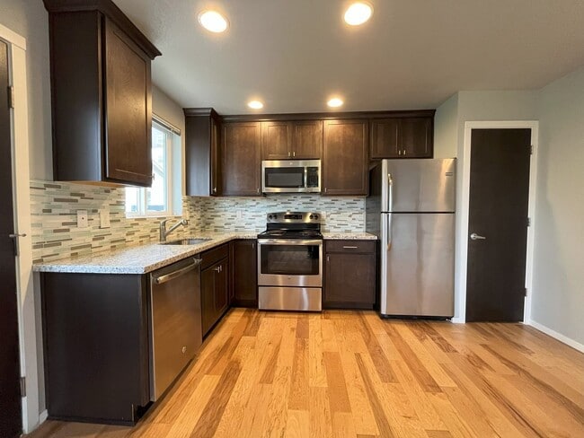 Building Photo - Charming SE Bungalow 3 Bed 2 Bathroom with Washer & Dryer