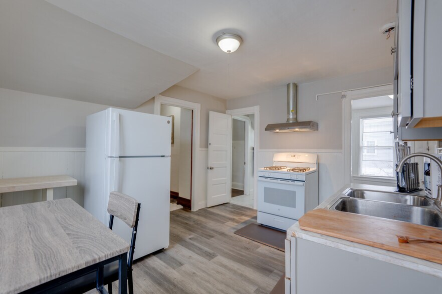 Building Photo - 1102 Sunset Ave