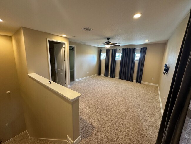 Building Photo - Two Story 5 bedroom, 4.5 bath