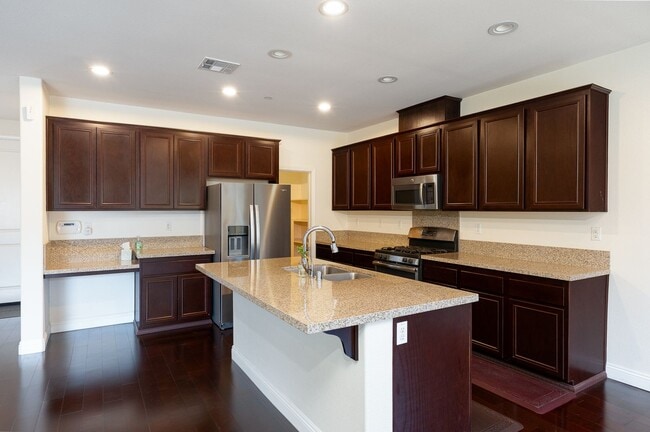 Building Photo - Beautifully Maintained 3 Bed, 2.5 Bath Home in Prime RiverPark Location