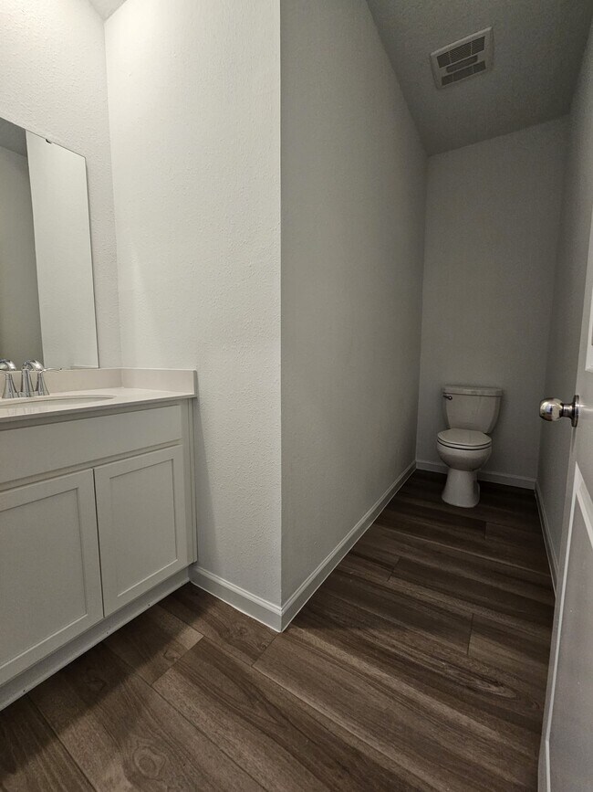 Building Photo - 717 Holly Lakes Dr