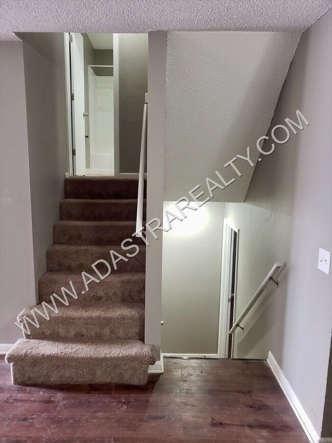 Building Photo - Very Nice 3 Bedroom/1 Bath Duplex in Olath...