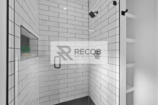 Building Photo - 1638 Elm Ave