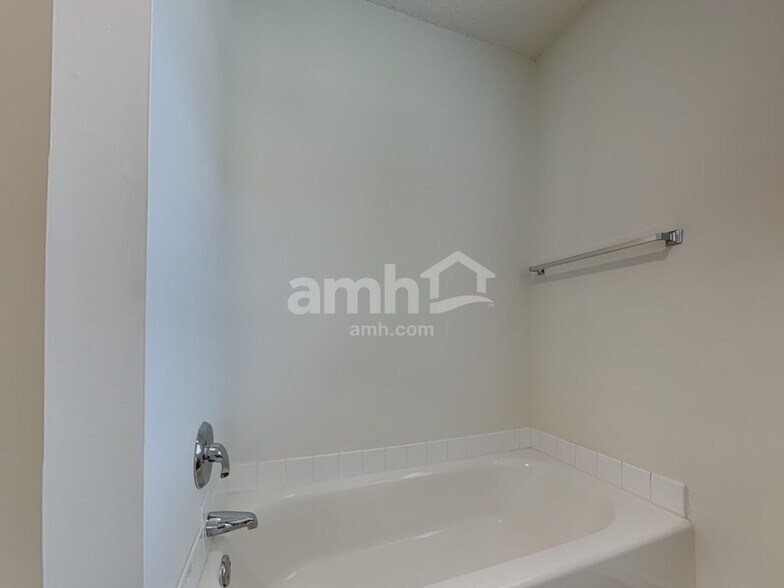 Building Photo - 5825 Regent Village Dr