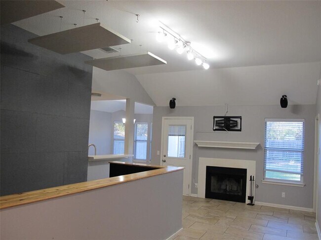 Building Photo - 915 Lantana Dr