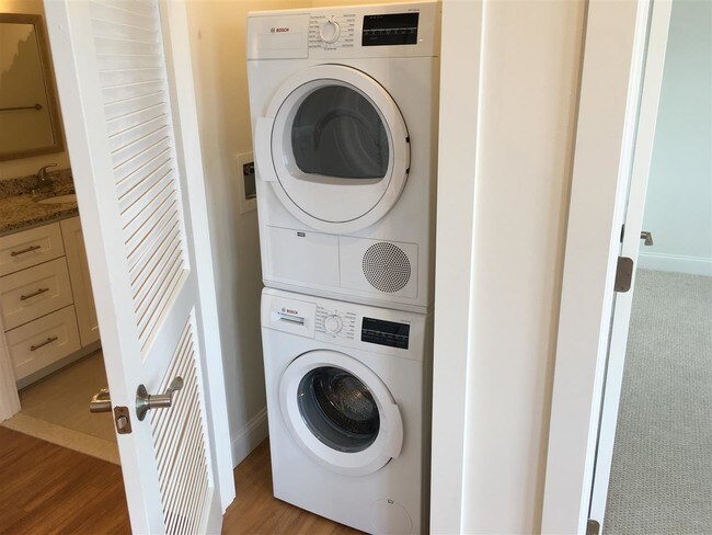 Building Photo - 875 Elm St