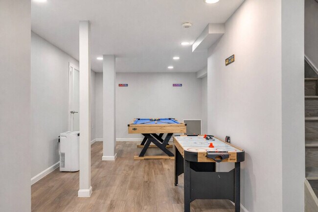 Building Photo - 2135 Rosemont Dr