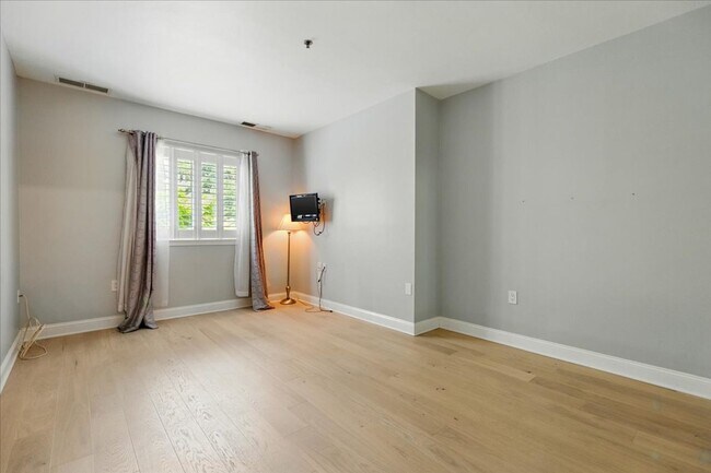 Building Photo - Spacious 1-bedroom, 1-bath condo