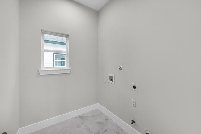 Building Photo - 2348 Delafield St
