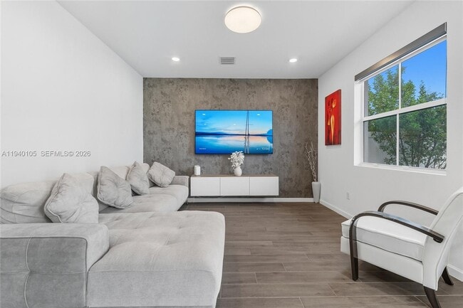 Building Photo - 805 SE 18th St