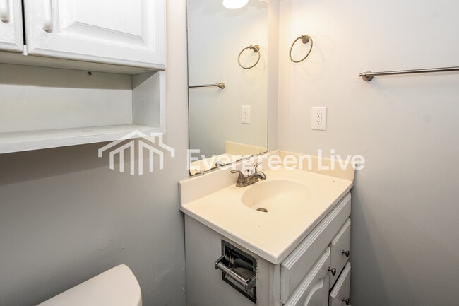 Building Photo - 112 N Donar Dr