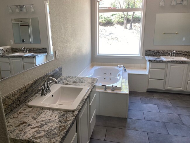 Building Photo - Located in the Heart of Reno