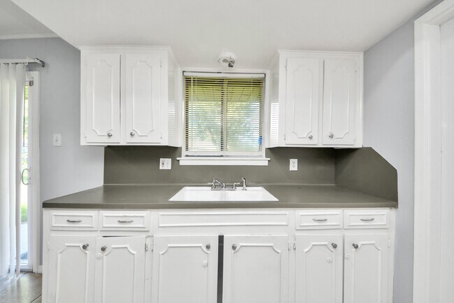 Building Photo - 3806 Charriton Dr