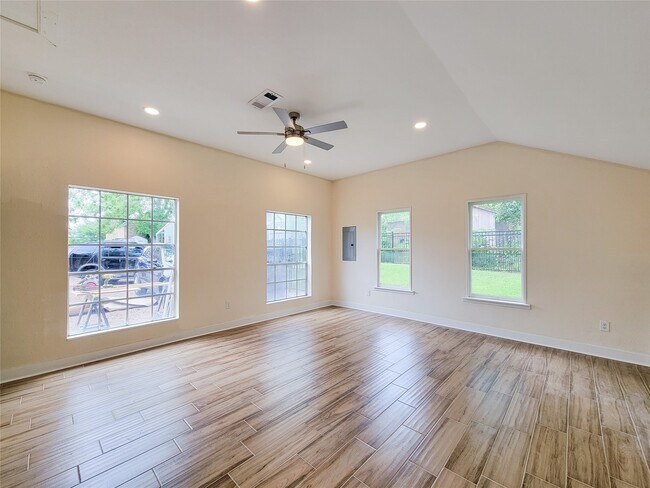 Building Photo - 1502 S Market St