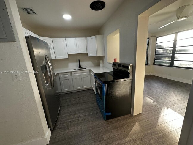Building Photo - 2021 NW 12th Ave