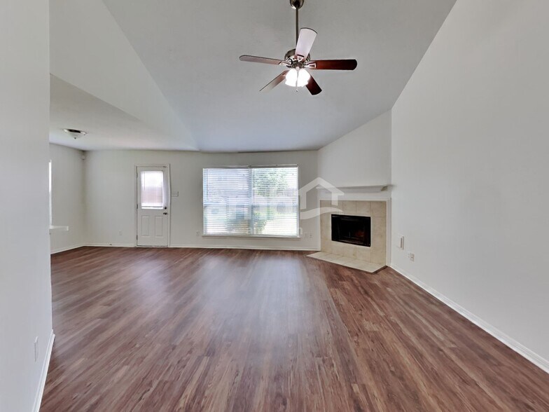 Building Photo - 2114 English Green Way